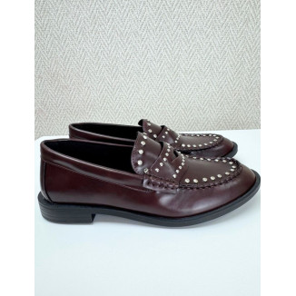 Mocasín tachas burdeos