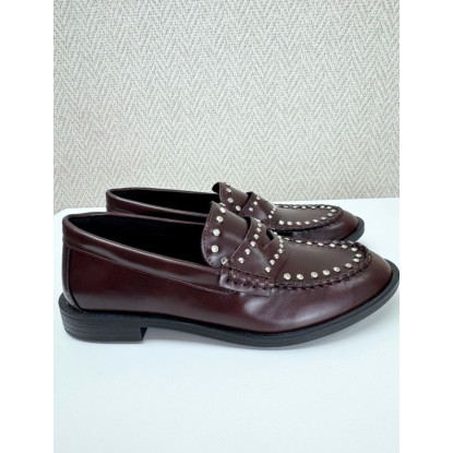 Mocasín tachas burdeos