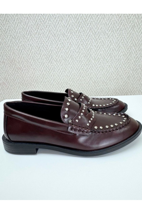 Mocasín tachas burdeos