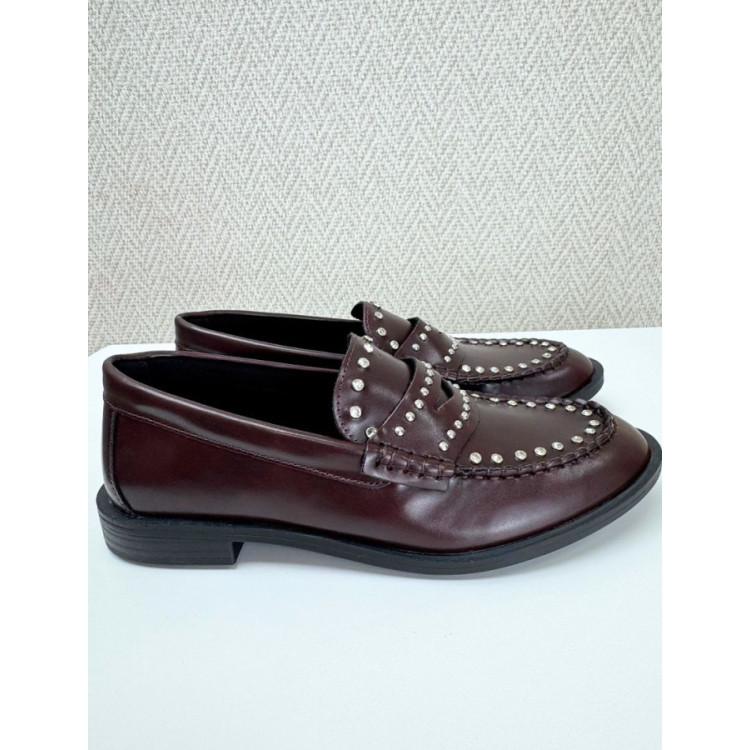 Mocasín tachas burdeos