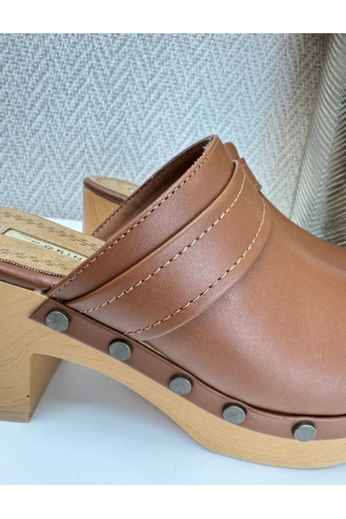 Zueco tacón madera marrón