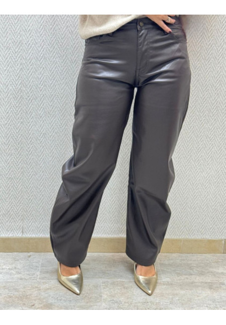 Pantalón polipiel choco