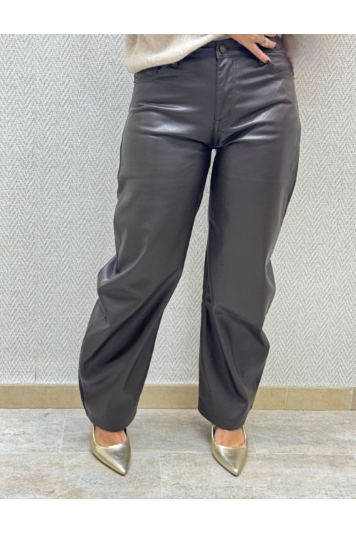 Pantalón polipiel choco