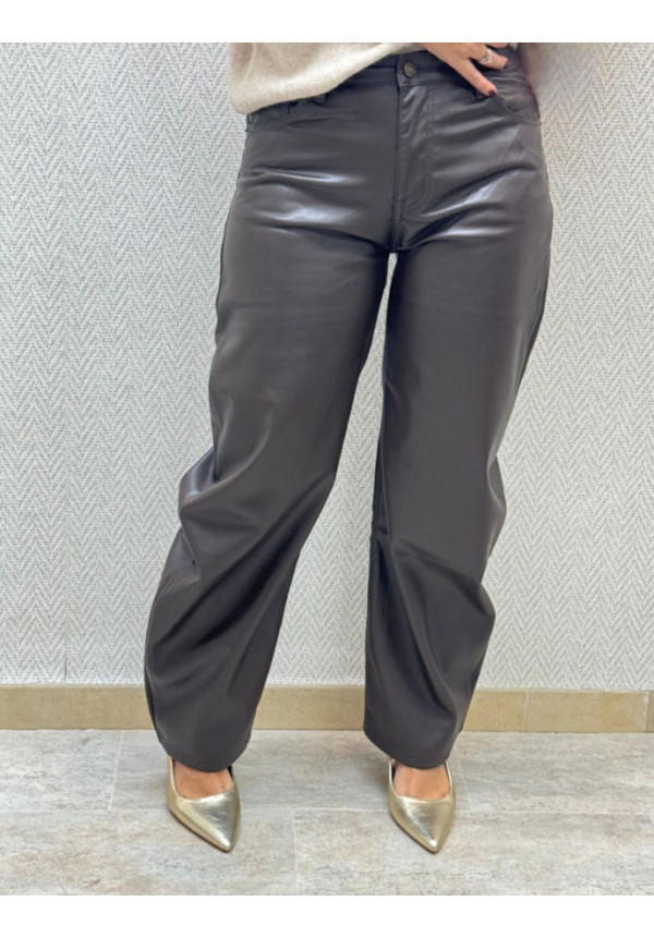Pantalón polipiel choco