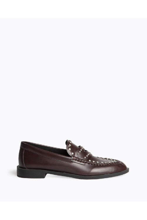 Mocasín tachas burdeos