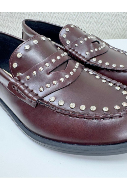 Mocasín tachas burdeos