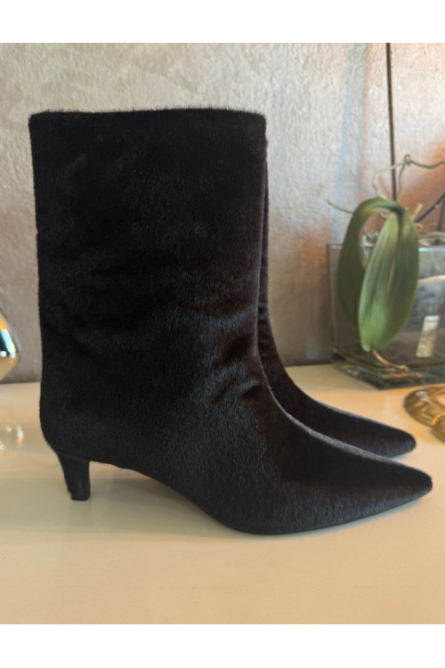 Bota pelo negra tacon fino