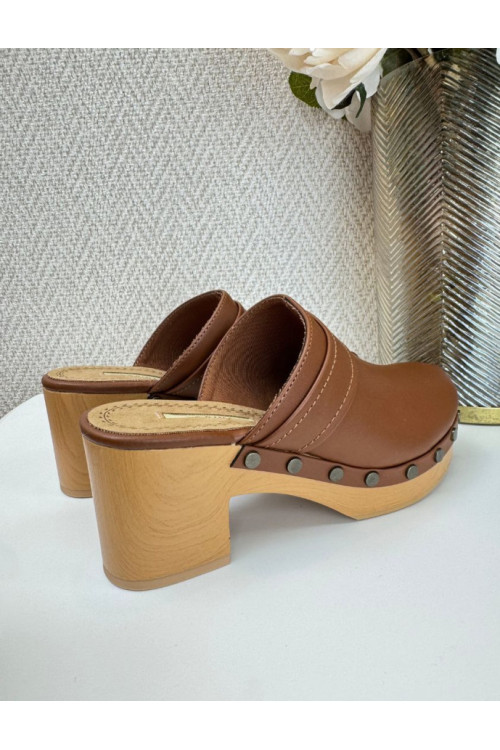 Zueco tacón madera marrón