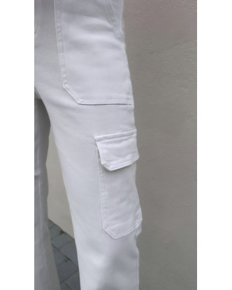 Pantalón cargo blanco.