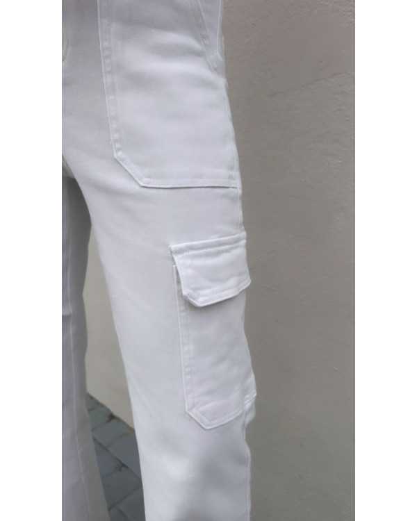 Pantalón cargo blanco.